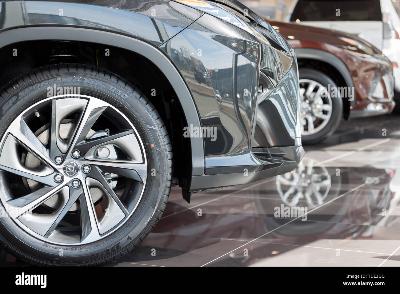 Russia, Izhevsk - 21 Aprile 2018:Showroom Lexus. Veicoli nuovi presso il concessionario showroom. Famoso marchio mondiale. Vista laterale. Con i moderni mezzi di trasporto. Foto Stock