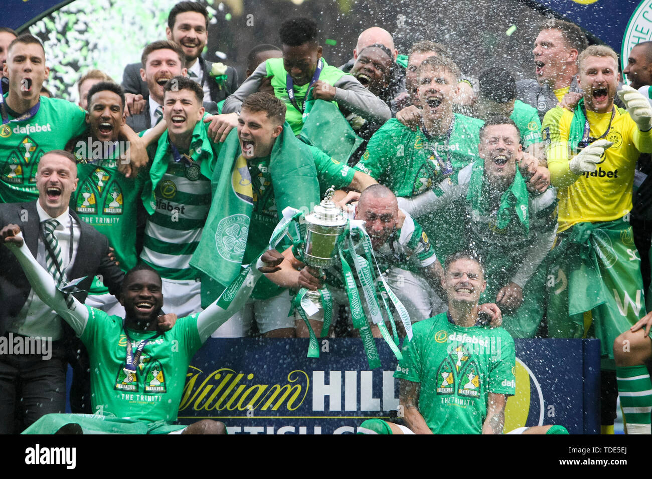 Glasgow, Scozia, 25 maggio 2019. Scott Brown del Celtic alza la Coppa Scozzese Trofeo seguendo il suo lato la vittoria in William Hill Coppa Scozzese finale tra Celtic e cuori all'Hampden Park il 25 maggio 2019 a Glasgow, in Scozia. Solo uso editoriale, è richiesta una licenza per uso commerciale. Nessun uso in scommesse, giochi o un singolo giocatore/club/league pubblicazione. Credito: Scottish Borders Media/Alamy Live News Foto Stock