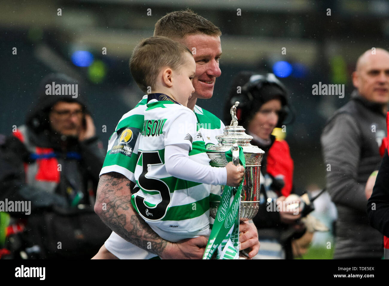 Glasgow, Scozia, 25 maggio 2019. Callum McGregor di Celtic e suo figlio celebrare con la Coppa Scozzese dopo la William Hill Coppa Scozzese finale tra Celtic e cuori all'Hampden Park il 25 maggio 2019 a Glasgow, in Scozia. Solo uso editoriale, è richiesta una licenza per uso commerciale. Nessun uso in scommesse, giochi o un singolo giocatore/club/league pubblicazione. Credito: Scottish Borders Media/Alamy Live News Foto Stock