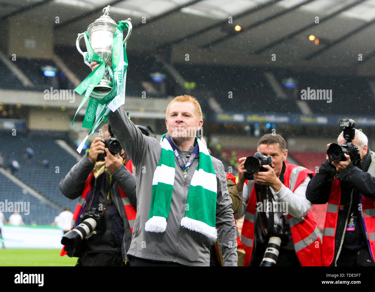 Glasgow, Scozia, 25 maggio 2019. Celtic intern manager Neil Lennon alza la Coppa Scozzese dopo la William Hill Coppa Scozzese finale tra Celtic e cuori all'Hampden Park il 25 maggio 2019 a Glasgow, in Scozia. Solo uso editoriale, è richiesta una licenza per uso commerciale. Nessun uso in scommesse, giochi o un singolo giocatore/club/league pubblicazione. Credito: Scottish Borders Media/Alamy Live News Foto Stock