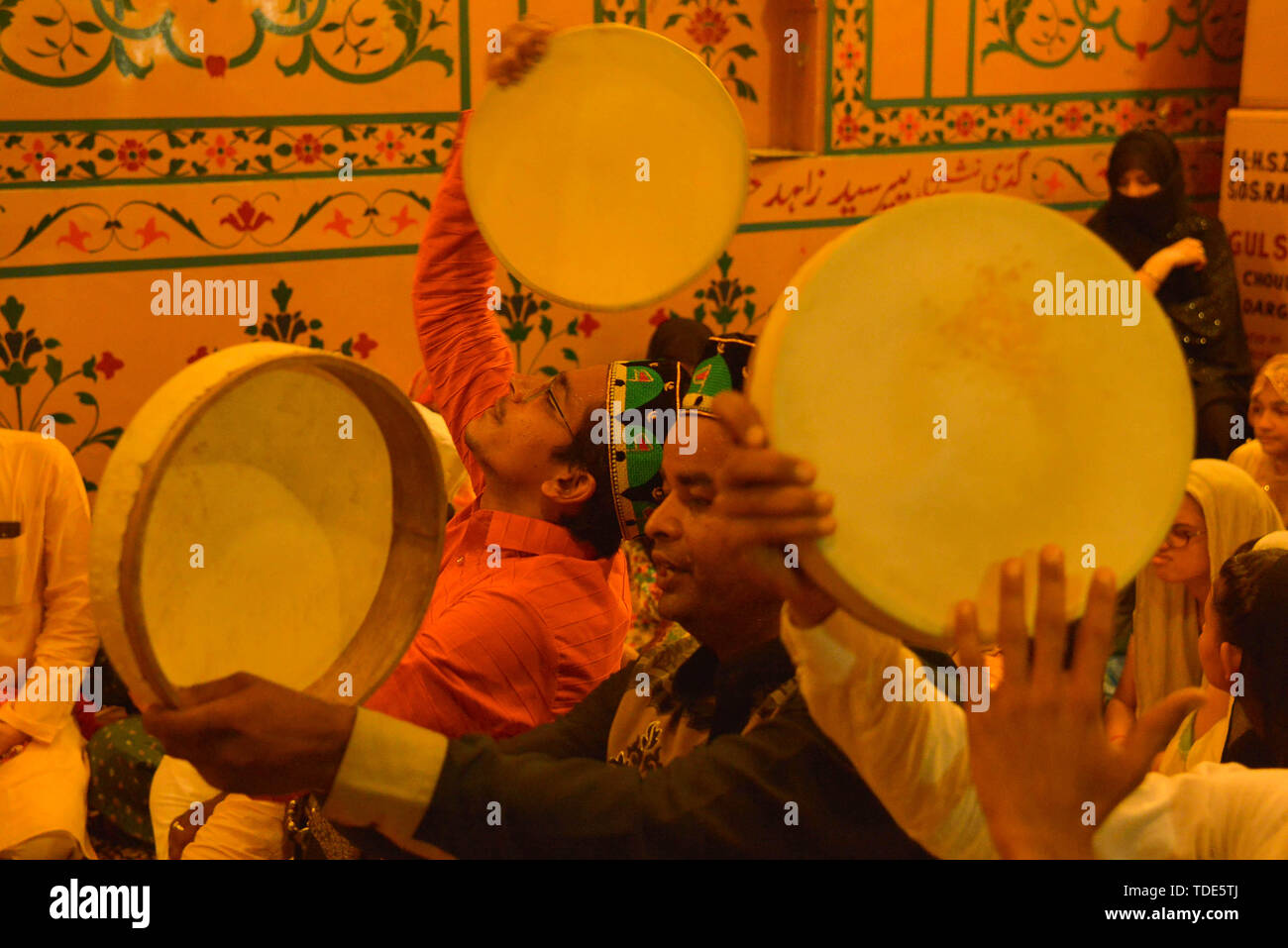 Ajmer, India. Il 15 giugno, 2019. I devoti la riproduzione di diversi strumenti per eseguire Qawwali, è una forma di islamica sufi musica devozionale provenienti dall Asia meridionale e in parte di una tradizione musicale che si estende indietro per più di 700 anni. Originariamente eseguite presso i santuari Sufi o dargahs, ha guadagnato popolarità mainstream e un pubblico internazionale verso la fine del ventesimo secolo. Credito: Shaukat Ahmed/Pacific Press/Alamy Live News Foto Stock