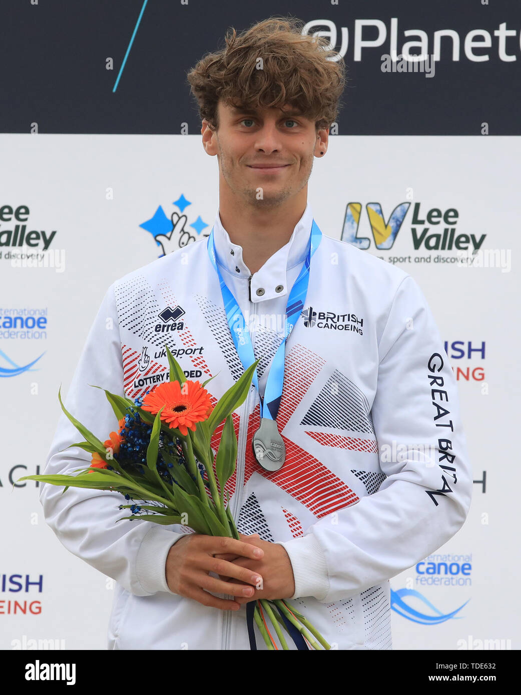 Medaglia di argento in Gran Bretagna è Adam Burgess sul podio durante il giorno due di canoa slalom della Coppa del Mondo a Lee Valley White Water Centre di Londra. Foto Stock