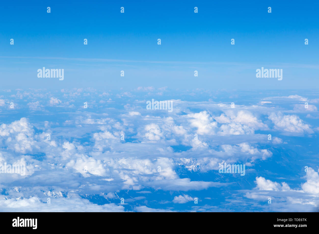 Vista aerea di alta innevate vette delle Dolomiti (mountain range, parte delle Alpi) nella parte nordorientale dell'Italia fa capolino tra le nuvole. Foto Stock