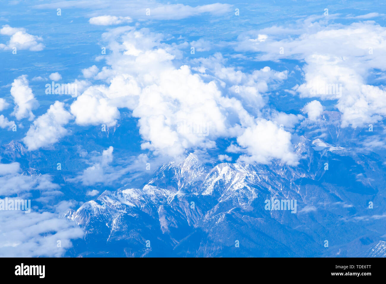 Vista aerea di alta innevate vette delle Dolomiti (mountain range, parte delle Alpi) nella parte nordorientale dell'Italia fa capolino tra le nuvole. Foto Stock