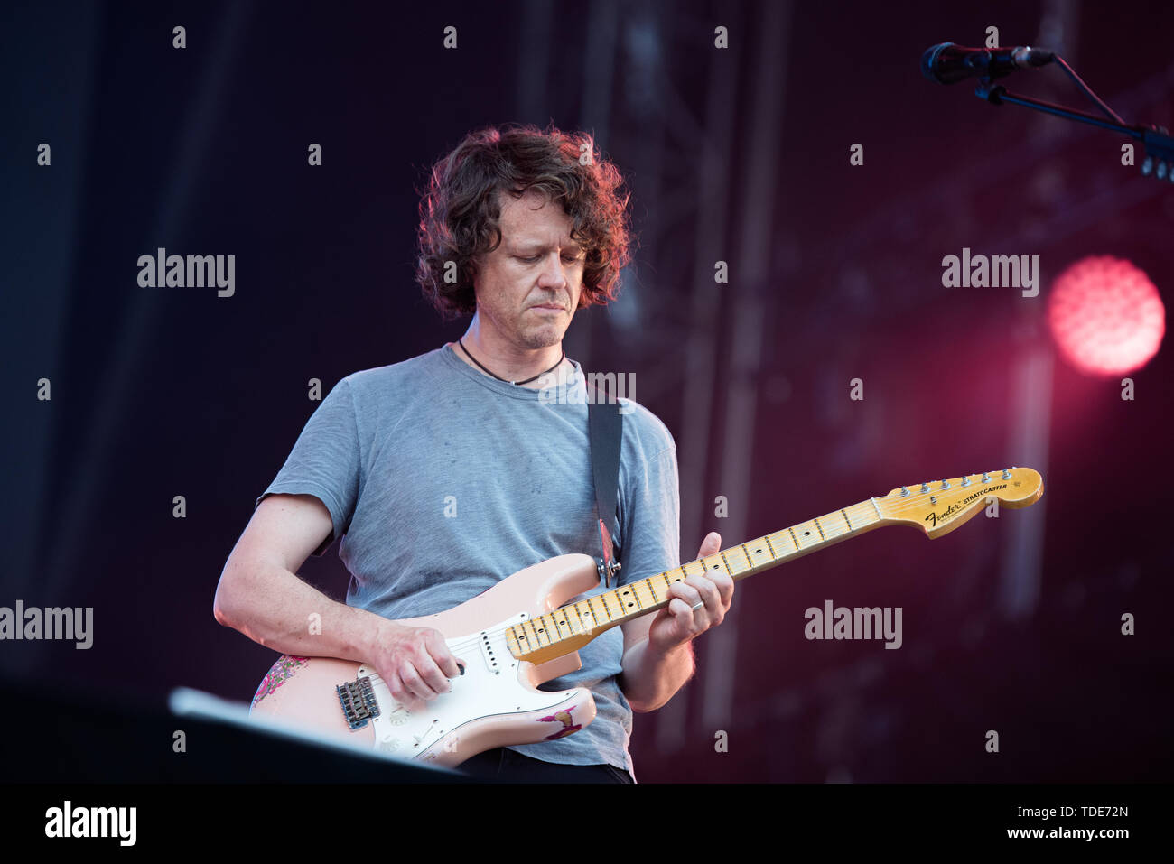 Firenze, Italia. 14 Giugno, 2019. Iain Archer, il chitarrista del gruppo scozzese Snow Patrol, esecuzione dal vivo sul palco a rocce di Firenze festival 2019 a Firenze, Italia, apertura per Ed Sheeran Credito: Alessandro Bosio/Pacific Press/Alamy Live News Foto Stock