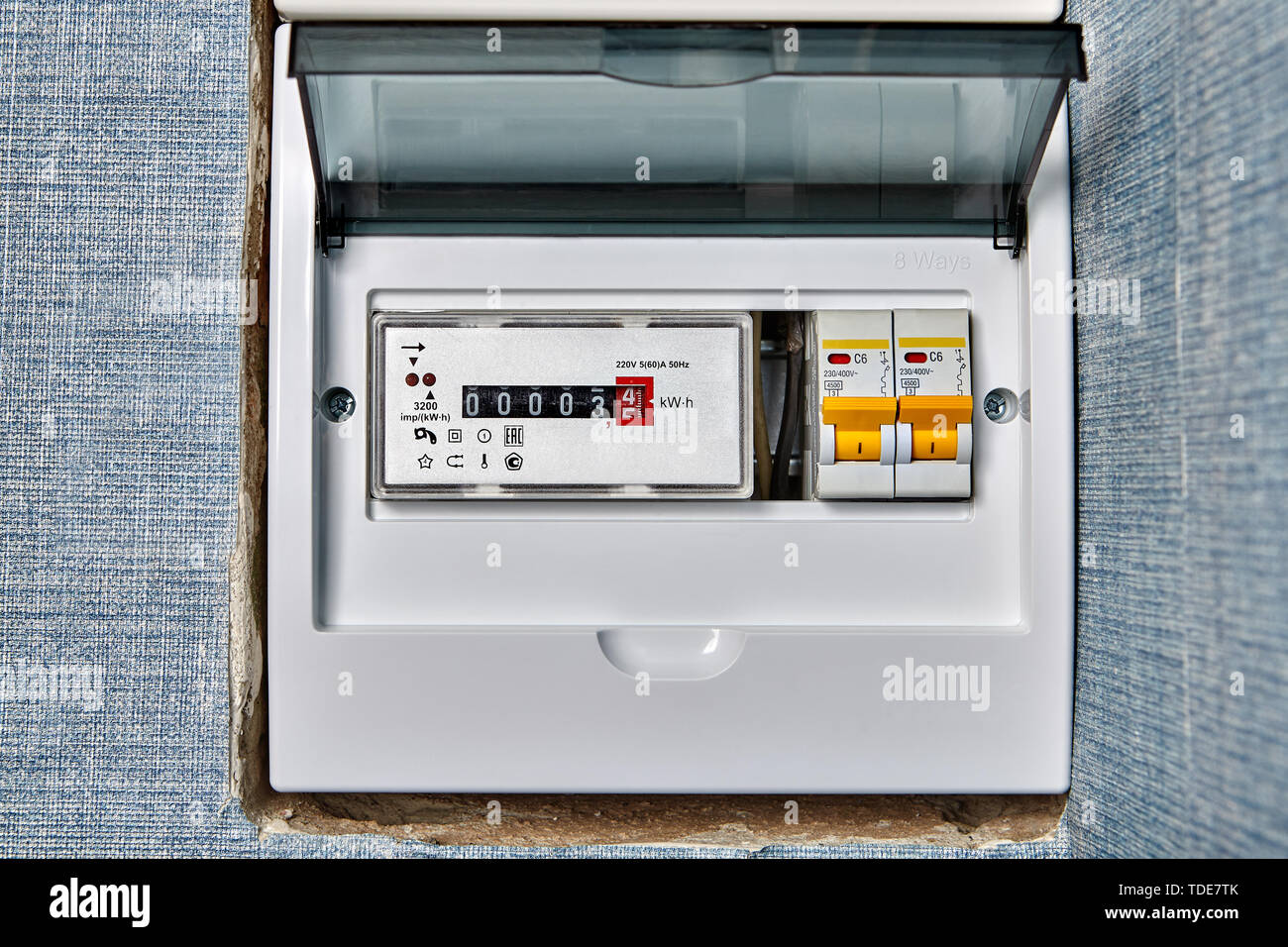 Fase singola home elettronico misuratore di energia interno scheda di distribuzione con interruttori elettrici. Misuratore di energia elettrica situato nel contatore elettrico box Foto Stock