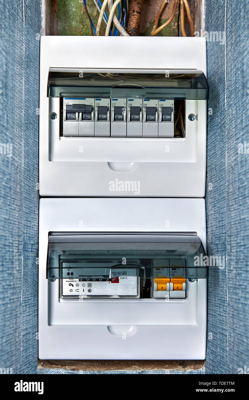 Cablaggio domestico, sistema elettronico nuovo misuratore elettrico box e scheda di distribuzione con interruttori di circuito. Casa Energia e contatore elettrico domestico il fusibile b Foto Stock