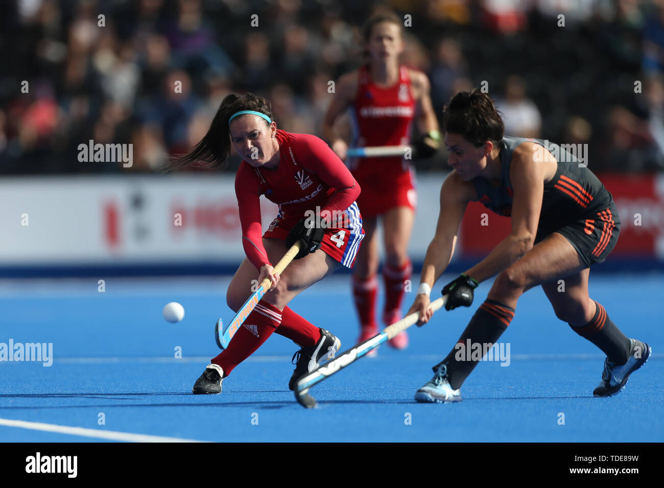 Gran Bretagna Laura Unsworth e Netherland's Malou Pheninckx durante il connettore FIH Pro League a Lee Valley Hockey e Tennis Centre di Londra. Foto Stock