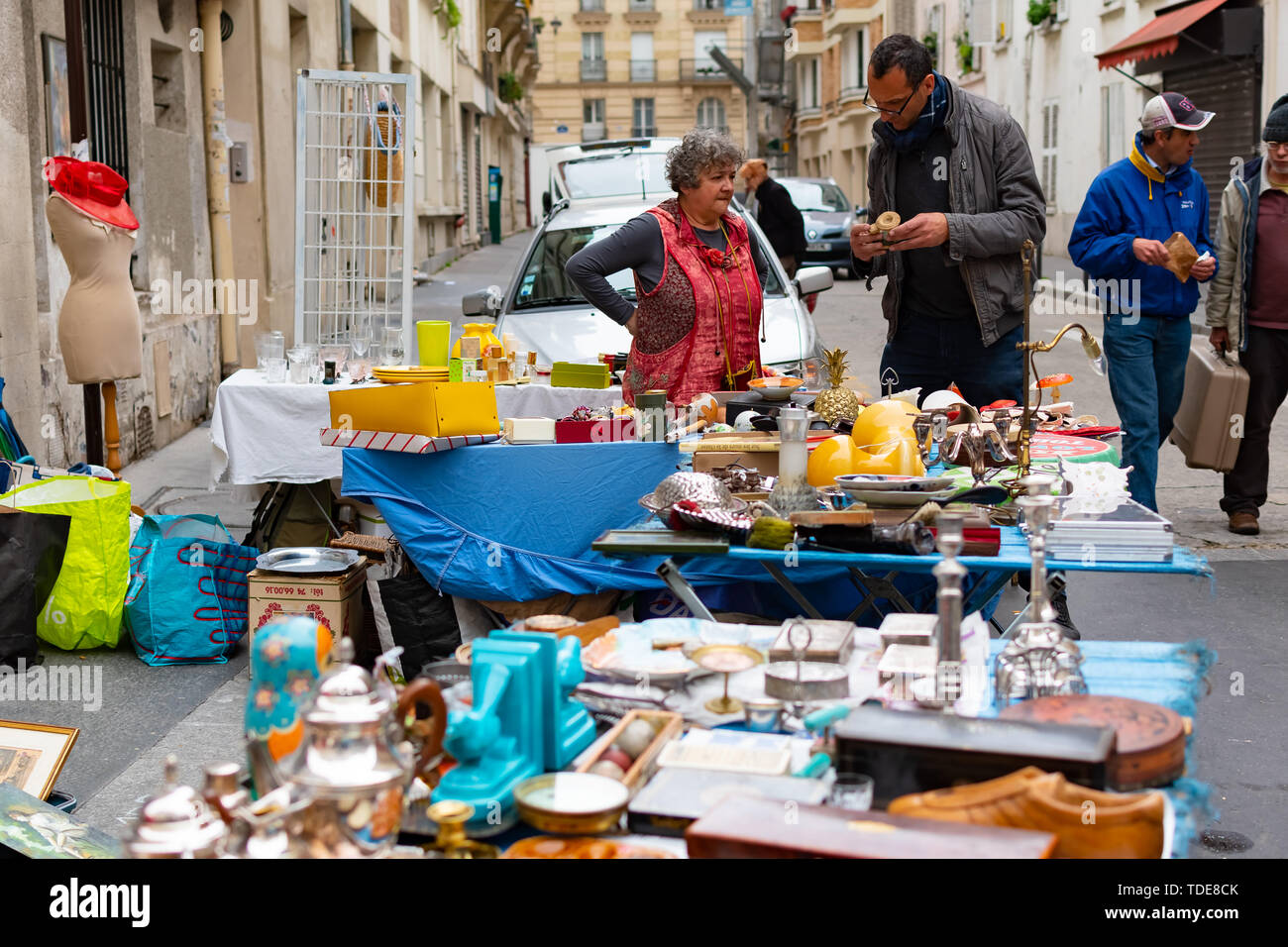 Parigi, Francia, 20 maggio 2019 - persone non identificate al mercato delle pulci tradizionale al mattino, mercati delle pulci sono molto popolare tipo di intrattenimento in Foto Stock