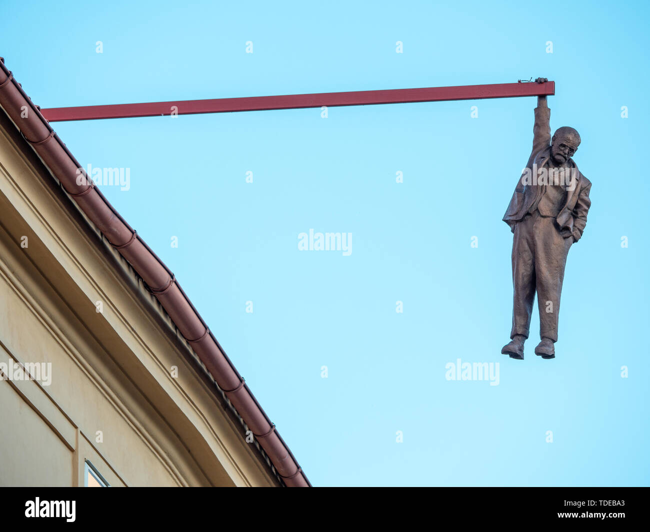 Praga, Repubblica Ceca - 8 Giugno 2019: uomo appeso fuori, una simpatica statua di Sigmund Freud realizzato da David Cerny nel 1996. Foto Stock