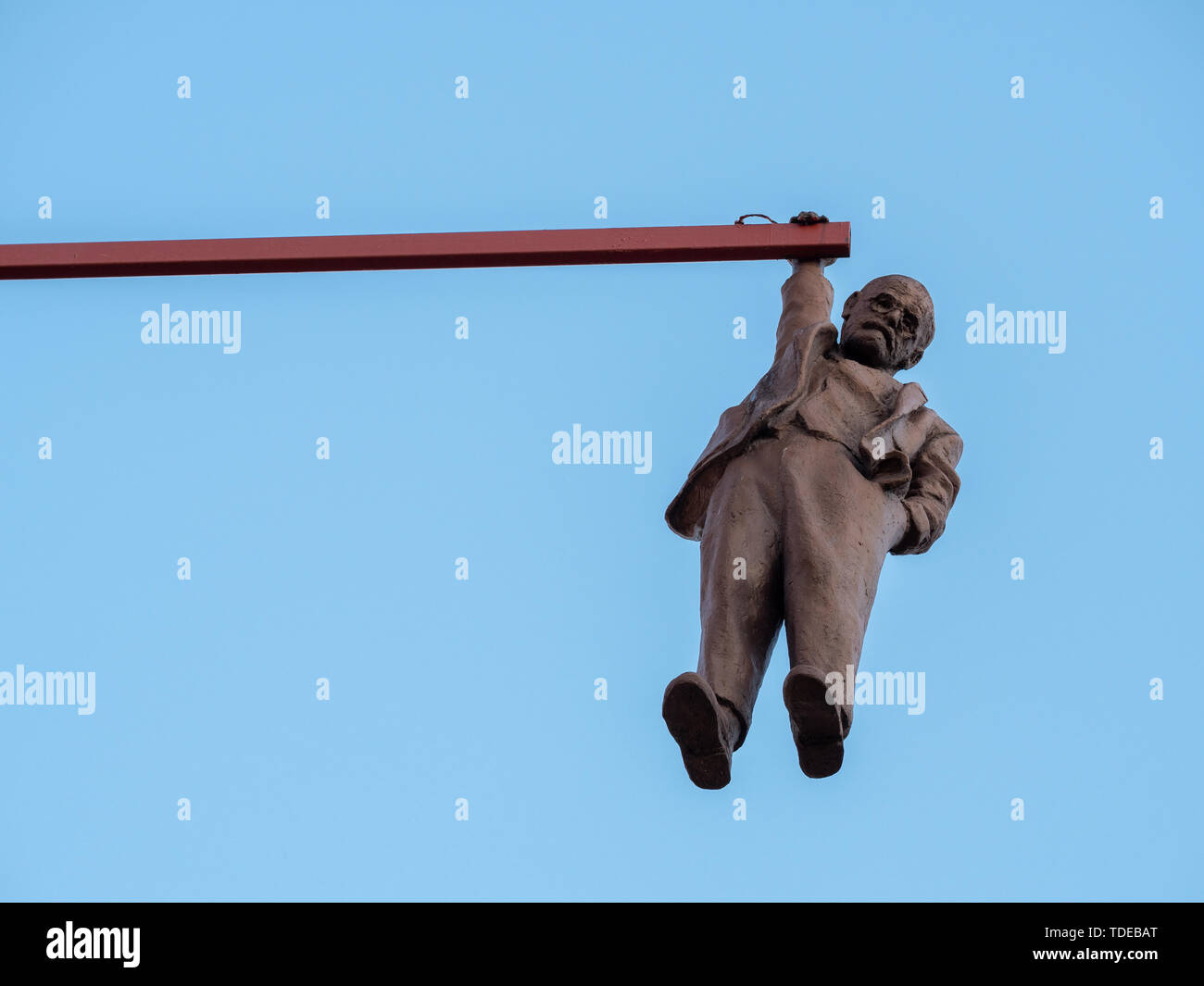 Praga, Repubblica Ceca - 8 Giugno 2019: uomo appeso fuori, una simpatica statua di Sigmund Freud realizzato da David Cerny nel 1996. Foto Stock