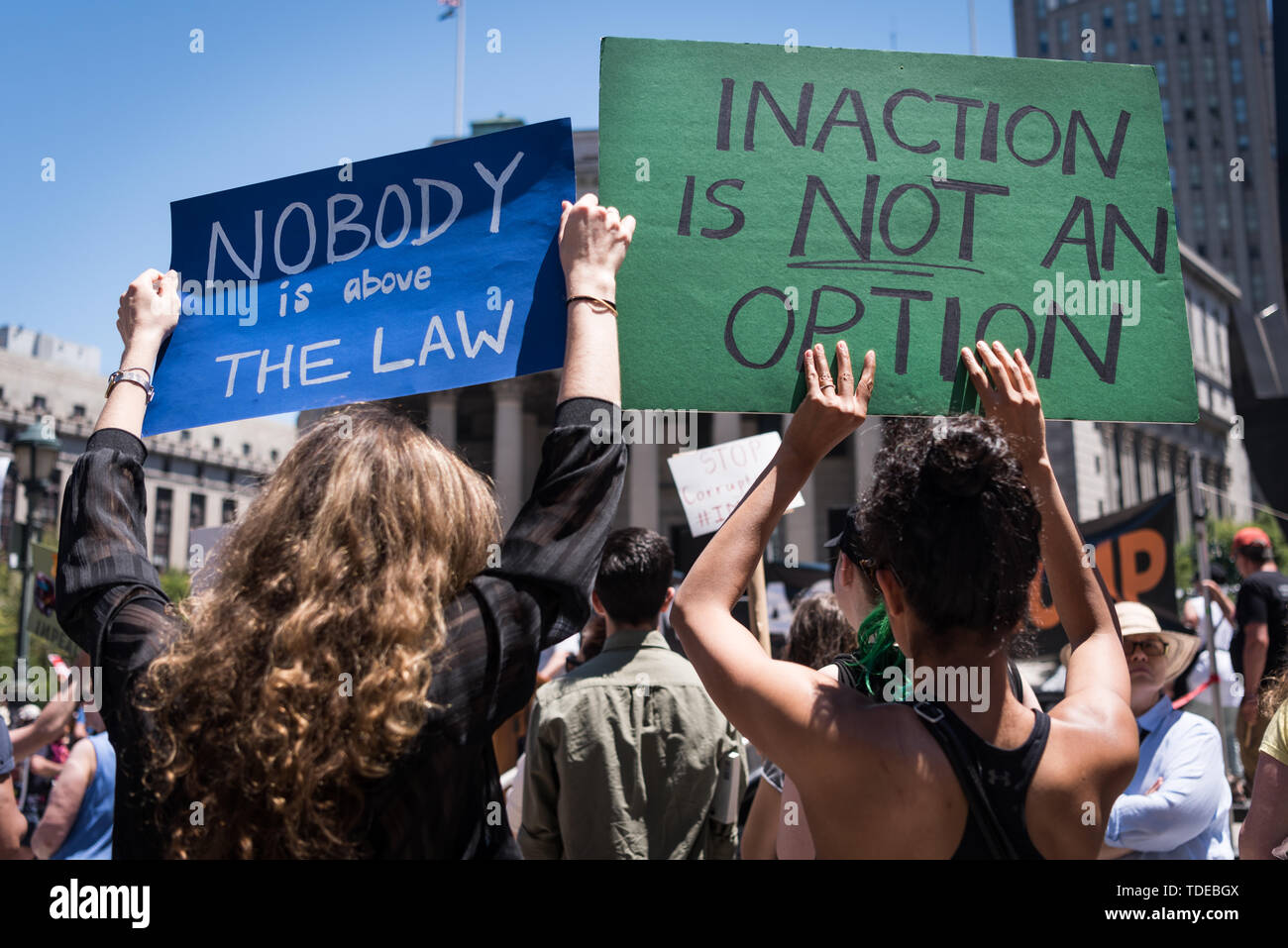 La città di New York, Stati Uniti d'America. Il 15 giugno, 2019. Il 15 giugno 2019, una coalizione di gruppi di attivisti detenuti in un rally in Foley Square, New York City chiedendo l impeachment di U.S. Presidente Trump. Congressista Carolyn Maloney ha annunciato che dopo un attento esame, sta andando a chiamare per un inchiesta di impeachment del Presidente degli Stati Uniti d'America. Il rally in New York City era parte di una giornata nazionale di azione e di attivisti svolgono analoghe manifestazioni attraverso gli Stati Uniti. Credito: Gabriele Holtermann-Gorden/Pacific Press/Alamy Live News Foto Stock