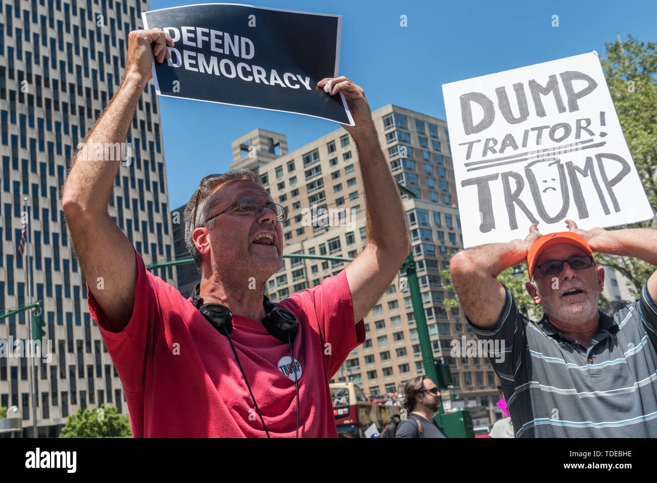 La città di New York, Stati Uniti d'America. Il 15 giugno, 2019. Il 15 giugno 2019, una coalizione di gruppi di attivisti detenuti in un rally in Foley Square, New York City chiedendo l impeachment di U.S. Presidente Trump. Congressista Carolyn Maloney ha annunciato che dopo un attento esame, sta andando a chiamare per un inchiesta di impeachment del Presidente degli Stati Uniti d'America. Il rally in New York City era parte di una giornata nazionale di azione e di attivisti svolgono analoghe manifestazioni attraverso gli Stati Uniti. Credito: Gabriele Holtermann-Gorden/Pacific Press/Alamy Live News Foto Stock