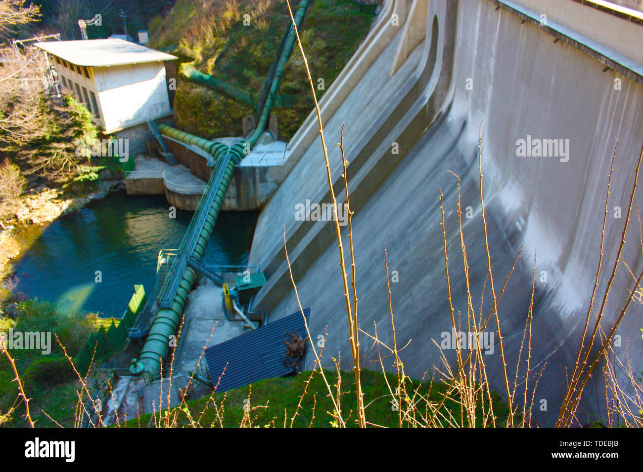Gigantesca diga o centrale idroelettrica di Isola Santa, Toscana, Lucca. Foto Stock