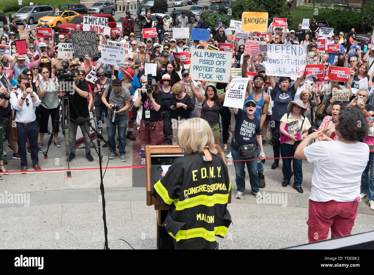 La città di New York, Stati Uniti d'America. Il 15 giugno, 2019. Congressista Carolyn Maloney parlando di contestatori. - Il 15 giugno 2019, una coalizione di gruppi di attivisti detenuti in un rally in Foley Square, New York City chiedendo l impeachment di U.S. Presidente Trump. Congressista Carolyn Maloney ha annunciato che dopo un attento esame, sta andando a chiamare per un inchiesta di impeachment del Presidente degli Stati Uniti d'America. Il rally in New York City era parte di una giornata nazionale di azione e di attivisti svolgono analoghe manifestazioni attraverso gli Stati Uniti. Credito: Gabriele Holtermann-Gorden/Pacific Press/Alamy Live News Foto Stock