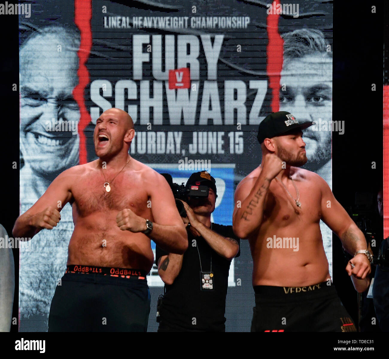 Las Vegas, Stati Uniti d'America. 14 Giugno, 2019. LAS VEGAS, NEVADA - 14 giugno: Boxer Tyson Fury (L) e Tom Schwarz face off durante un cerimoniale di pesare-in al MGM Grand Garden Arena a giugno 14, 2019 a Las Vegas, Nevada. I due si incontrano in un heavyweight bout il 15 giugno al MGM Grand Garden Arena di Las Vegas. Credit: Gene Blevins/ZUMA filo/Alamy Live News Credito: ZUMA Press, Inc./Alamy Live News Foto Stock