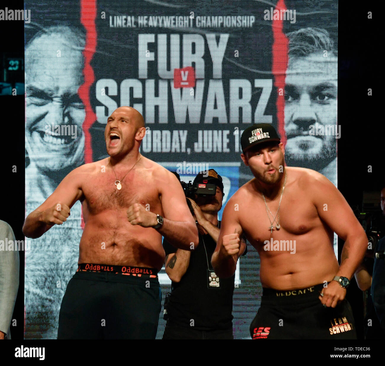 Las Vegas, Stati Uniti d'America. 14 Giugno, 2019. LAS VEGAS, NEVADA - 14 giugno: Boxer Tyson Fury (L) e Tom Schwarz face off durante un cerimoniale di pesare-in al MGM Grand Garden Arena a giugno 14, 2019 a Las Vegas, Nevada. I due si incontrano in un heavyweight bout il 15 giugno al MGM Grand Garden Arena di Las Vegas. Credit: Gene Blevins/ZUMA filo/Alamy Live News Credito: ZUMA Press, Inc./Alamy Live News Foto Stock