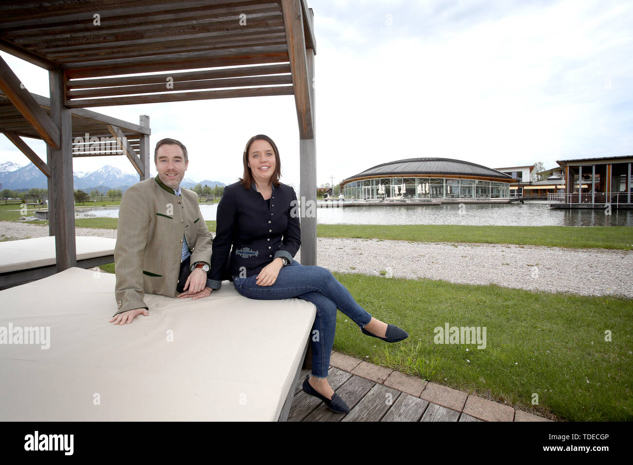 Schwangau, Germania. Il 17 maggio 2019. Florian Lingenfelder, managing director del quattro stelle hotel 'König Ludwig' e sua moglie Julia Schwaninger, chi è responsabile per i dipendenti e i tirocinanti in hotel sono situati al di fuori del loro hotel. In hotel re Ludwig gli apprendisti vengono attirati tra le altre cose con i premi (a dpa KORR: ?è una lotta: come alberghi e ristoranti intorno a specialisti combattiamo ? Di 15.06.2019 ?) Credito: Karl-Josef Hildenbrand/dpa/Alamy Live News Foto Stock