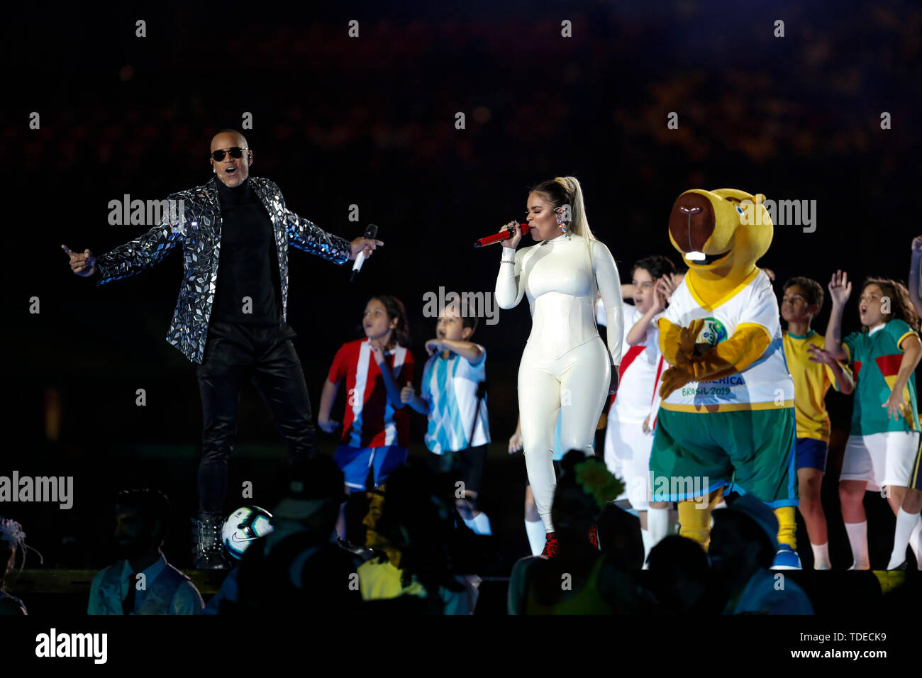 Sao Paulo, Brasile. 14 Giugno, 2019. Brasile vs. BOLIVIA - Léo Santana, Karol G e la mascotte Zizito al match di apertura della Copa America 2019 prima della partita tra Brasile e Bolivia, valida per la fase a gironi della Copa America 2019, terrà questo Venerdì (14) presso l'Estádio do Morumbi a São Paulo, SP. (Foto: Ricardo Moreira/Fotoarena) Credito: Foto Arena LTDA/Alamy Live News Foto Stock