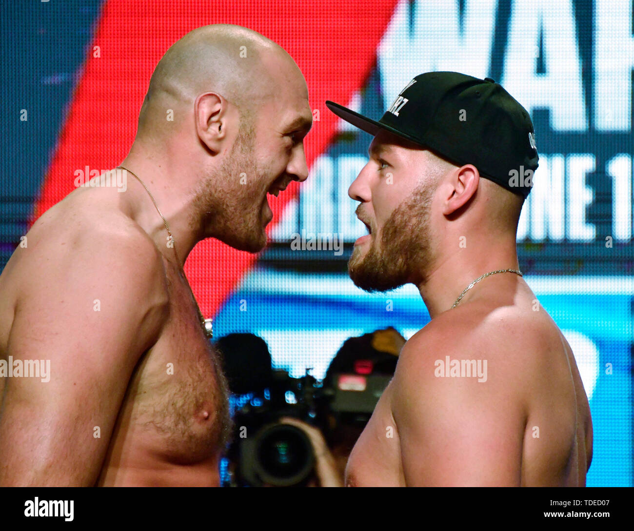 Las Vegas, Stati Uniti d'America. 14 Giugno, 2019. Giugno 14, Las Vegas, Nevada, Stati Uniti: Boxer TYSON FURY e TOM SCHWARZ (R) face off durante un cerimoniale di pesare-in al MGM Grand Garden Arena di Las Vegas, Nevada. I due si incontrano in un heavyweight bout il 15 giugno al MGM Grand Garden Arena. Credit: Gene Blevins/ZUMA filo/Alamy Live News Credito: ZUMA Press, Inc./Alamy Live News Foto Stock