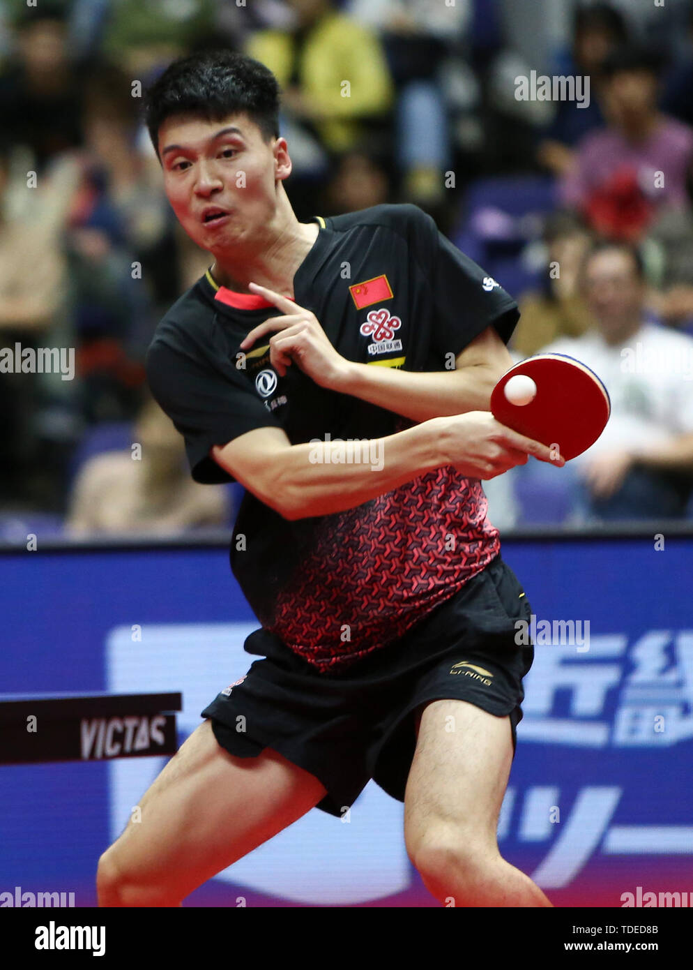 Sapporo, Giappone. Il 15 giugno, 2019. Sun Wen di Cina compete durante gli uomini singoli quarti match contro Liang Jingkun della Cina al mondo ITTF Tour Platinum Japan Open a Sapporo, in Giappone, il 15 giugno 2019. Sun Wen ha vinto 4-2. Credito: Ma Caoran/Xinhua/Alamy Live News Foto Stock