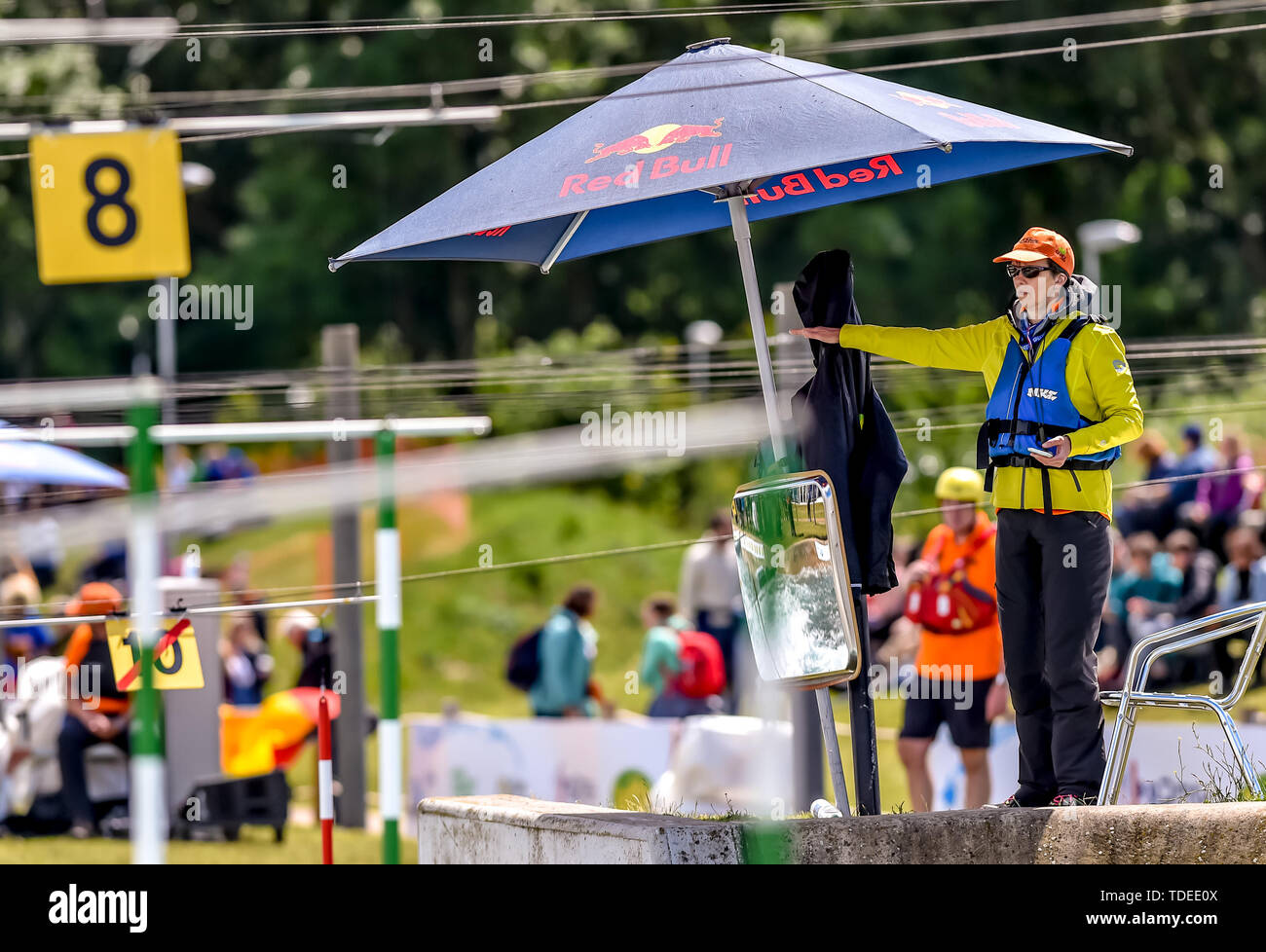 Un ICF giudice presso il Waterside al 2019 ICF canoa slalom della Coppa del Mondo in corrispondenza di Lee Valley White Water Centre di Londra, Regno Unito il 15 giugno 2019. Foto di Phil Hutchinson. Solo uso editoriale, è richiesta una licenza per uso commerciale. Nessun uso in scommesse, giochi o un singolo giocatore/club/league pubblicazioni. Foto Stock