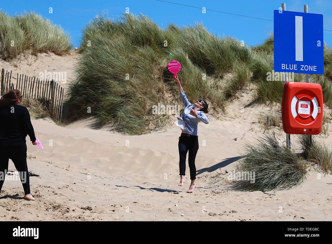 Campanatura, East Sussex, Regno Unito. Il 15 giugno, 2019. Una bella e soleggiata inizio di weekend nella campanatura, East Sussex come la gente arriva al Camber Sands Beach per godere del clima caldo. Amici giocare bat e la sfera sulla spiaggia. Credito: Paolo Lawrenson 2019, Photo credit: Paolo Lawrenson/Alamy Live News Foto Stock