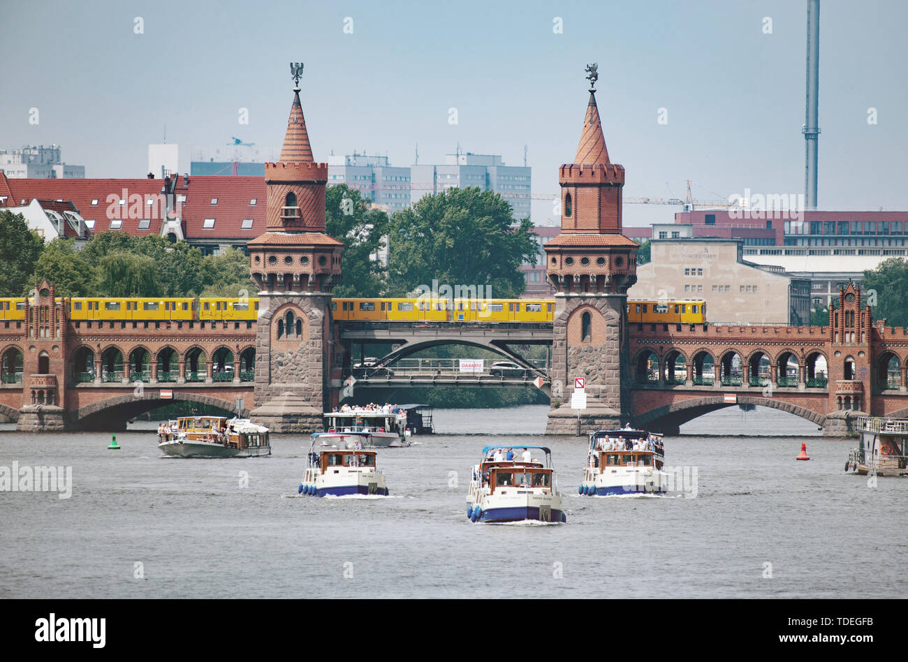 15 giugno 2019, Berlino: la Sprea è un trafficato fiume non lontano dal ponte di Oberbaumbrücke. Foto: Paolo Zinken/dpa Foto Stock