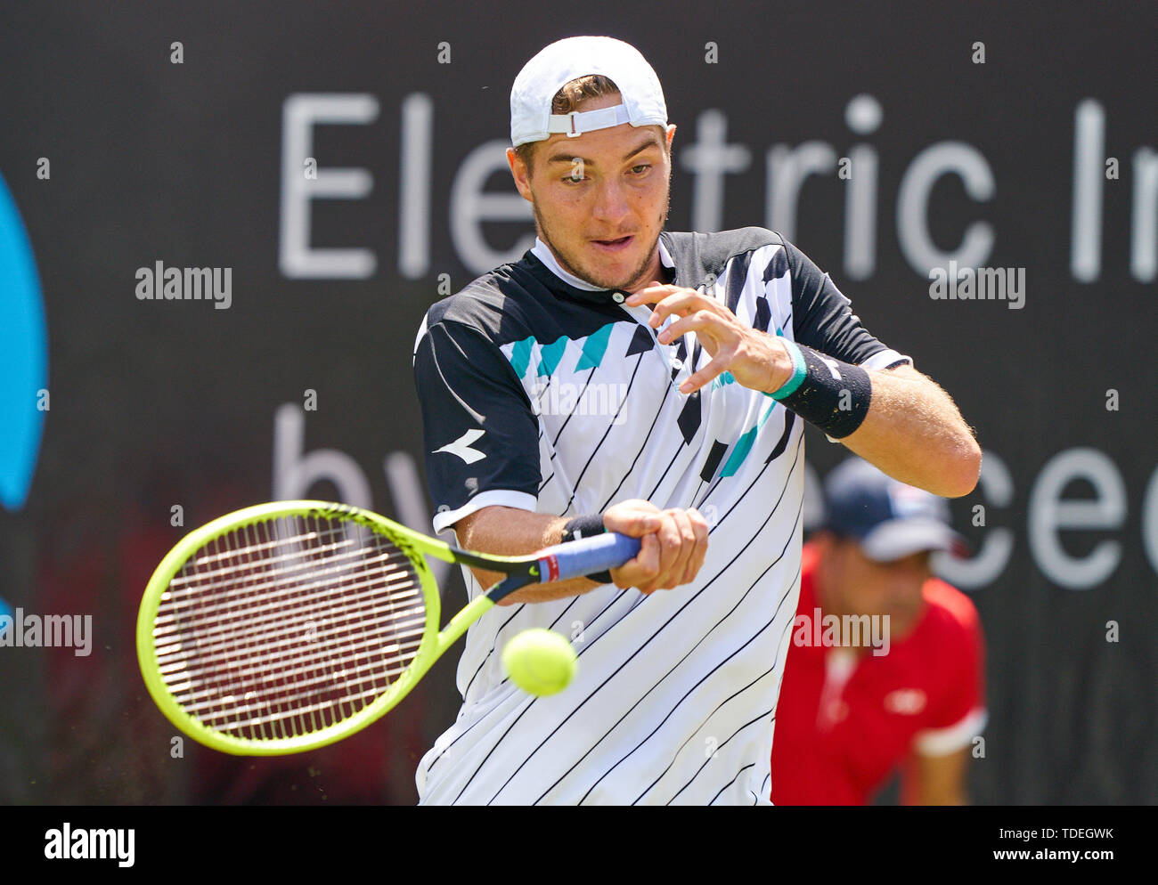 Stuttgart, Germania. Il 15 giugno, 2019. STRUFF Jan-Lennard (GER) nella partita contro Matteo berretti (ITA) in semifinale tennis ATP Mercedes Cup sull'erba a Stoccarda, 15 giugno 2019. Credito: Peter Schatz/Alamy Live News Foto Stock