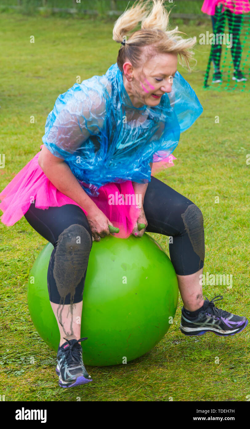 Baiter Park, Poole, Dorset, Regno Unito. Il 15 giugno 2019. Freddo umido giorno di gara per la vita piuttosto fangoso dove le donne, molti vestiti in rosa, unisciti alla lotta per sconfiggere il cancro e raccogliere fondi a favore della ricerca sul cancro del Regno Unito, il superamento degli ostacoli in tutto il 5km di corso e divertirsi sempre coperto di fango. Credito: Carolyn Jenkins/Alamy Live News Foto Stock