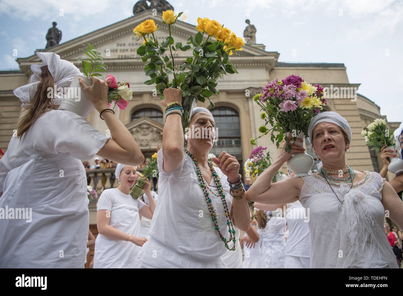 Berlino, Germania. Il 15 giugno, 2019. Membri del candomblé Berlino parrocchia aperta il 8 lunga notte delle religioni davanti alla Chiesa francese a Gendarmenmarkt con una purificazione rituale nella danza. Una preoccupazione comune della partecipazione delle comunità religiose di quest anno è la gestione della risorsa. Il motto è quindi "acqua di vita". Credito: Jörg Carstensen/dpa/Alamy Live News Foto Stock