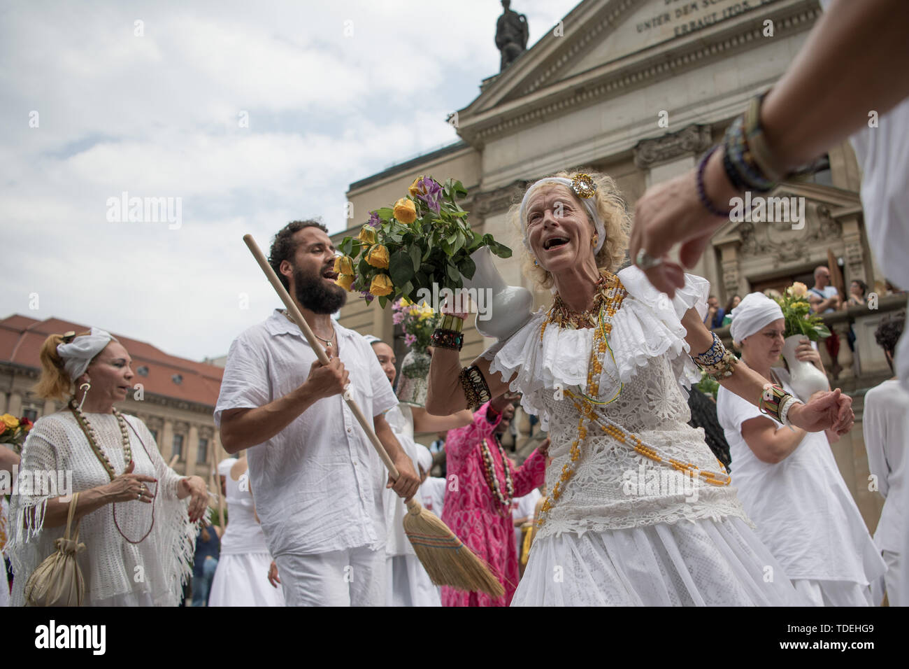 Berlino, Germania. Il 15 giugno, 2019. Membri del candomblé Berlino parrocchia aperta il 8 lunga notte delle religioni davanti alla Chiesa francese a Gendarmenmarkt con una purificazione rituale nella danza. Una preoccupazione comune della partecipazione delle comunità religiose di quest anno è la gestione della risorsa. Il motto è quindi "acqua di vita". Credito: Jörg Carstensen/dpa/Alamy Live News Foto Stock