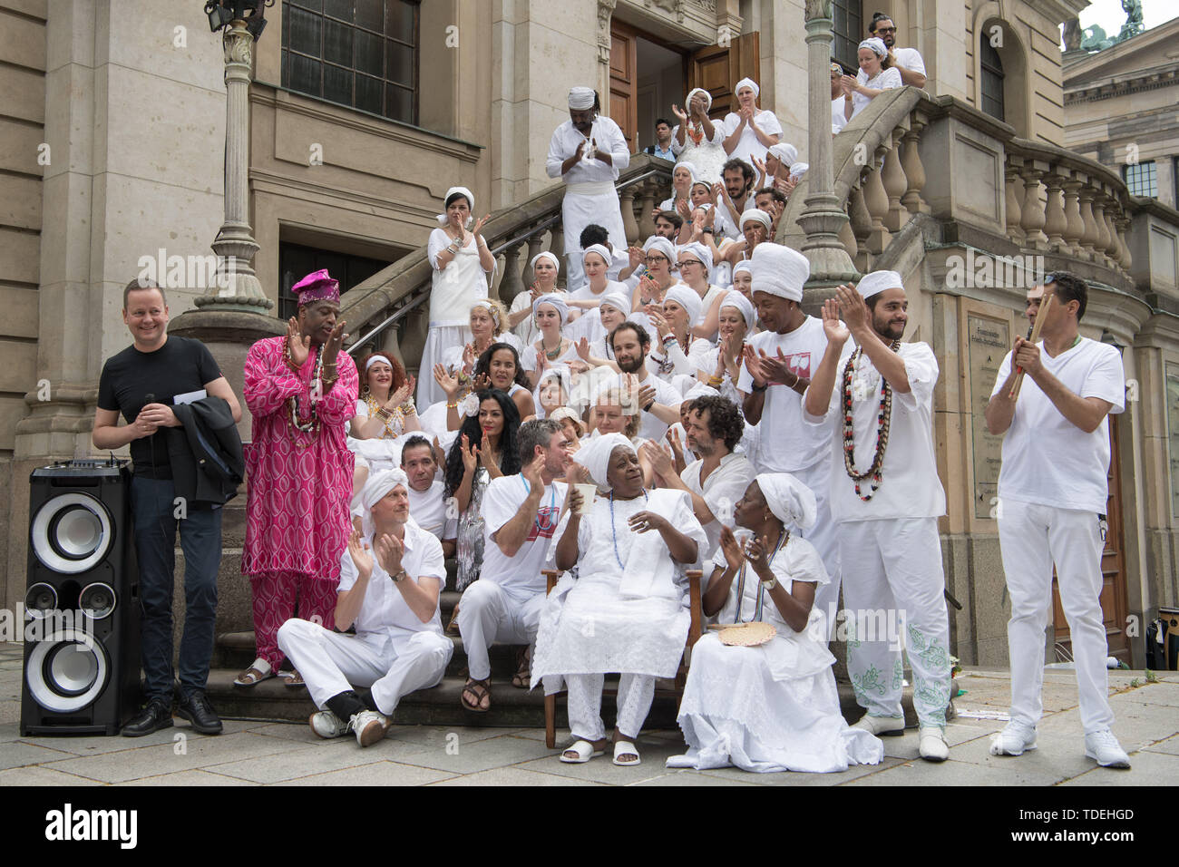 Berlino, Germania. Il 15 giugno, 2019. Membri del candomblé Berlino parrocchia aperta il 8 lunga notte delle religioni davanti alla Chiesa francese a Gendarmenmarkt con una purificazione rituale nella danza. Una preoccupazione comune della partecipazione delle comunità religiose di quest anno è la gestione della risorsa. Il motto è quindi "acqua di vita". Credito: Jörg Carstensen/dpa/Alamy Live News Foto Stock