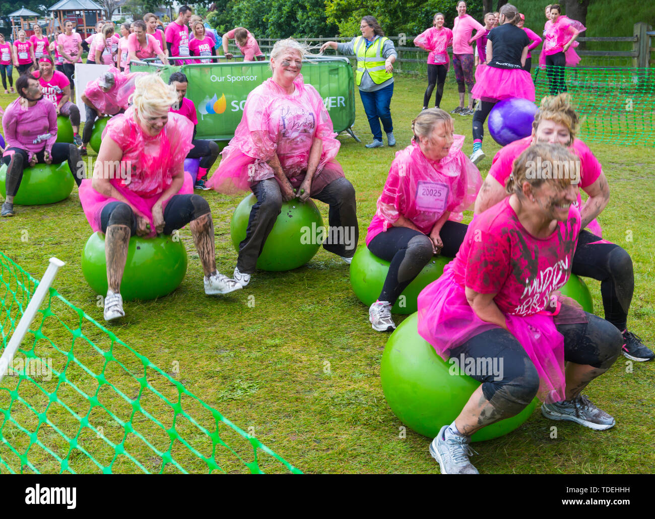 Baiter Park, Poole, Dorset, Regno Unito. Il 15 giugno 2019. Freddo umido giorno di gara per la vita piuttosto fangoso dove le donne, molti vestiti in rosa, unisciti alla lotta per sconfiggere il cancro e raccogliere fondi a favore della ricerca sul cancro del Regno Unito, il superamento degli ostacoli in tutto il 5km di corso e divertirsi sempre coperto di fango. Credito: Carolyn Jenkins/Alamy Live News Foto Stock