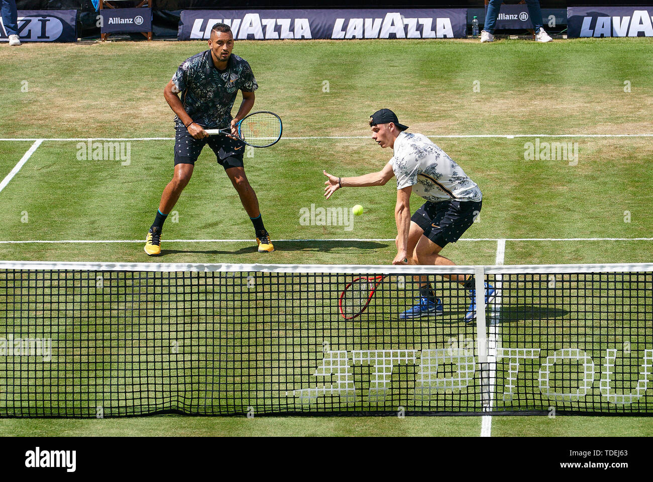 Stuttgart, Germania. Il 15 giugno, 2019. Ex giocatore pro Thommy HAAS (GER) con Fabrice SANTORO (FRA) in un amichevole visualizza il match contro Denis SHAPOVALOV (CAN) e Nick KYRGIOS (AUS) (foto) presso il Tennis ATP Mercedes Cup sull'erba a Stoccarda, 15 giugno 2019. Credito: Peter Schatz/Alamy Live News Foto Stock