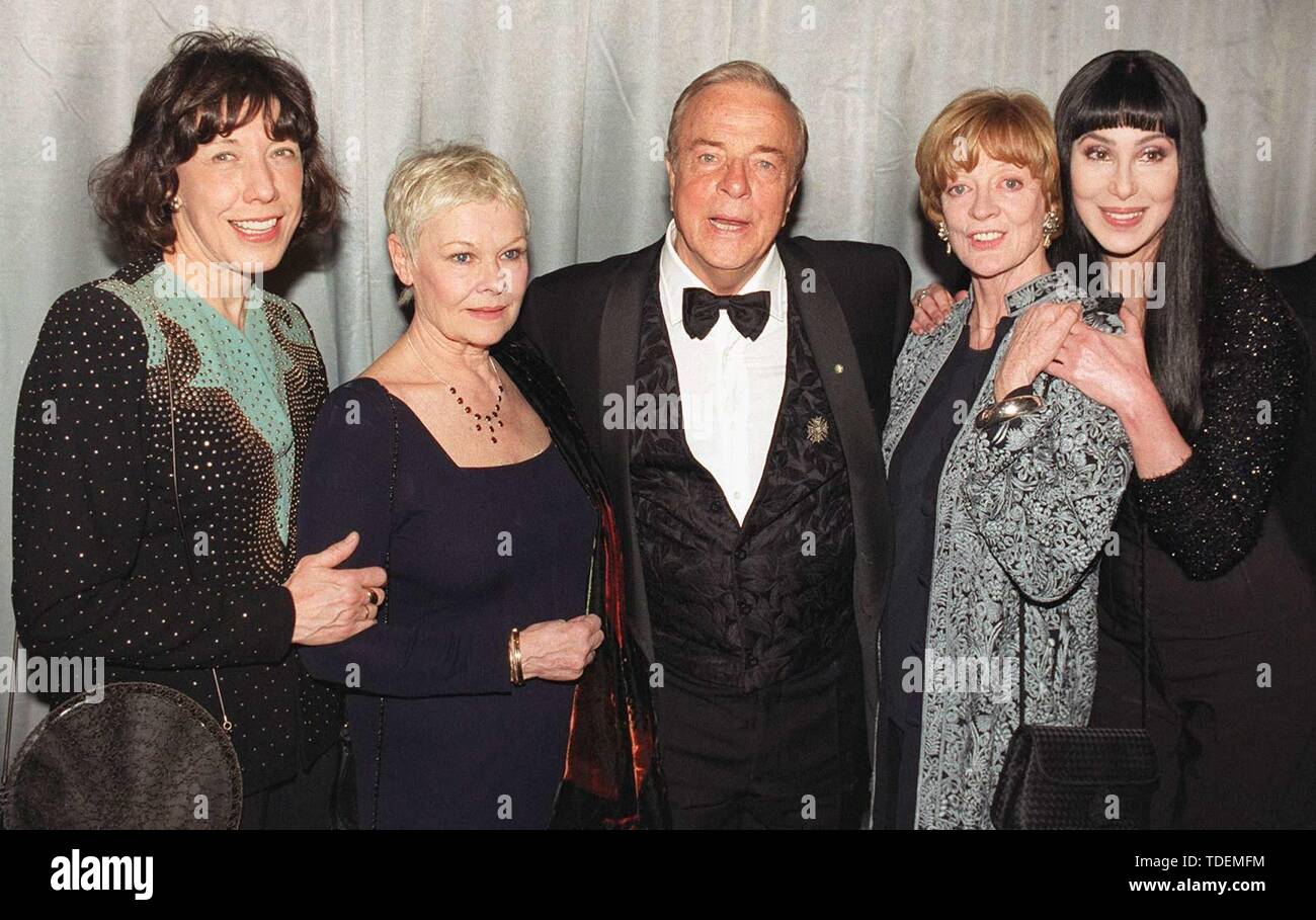 File foto datata 18/03/99 dal regista Franco Zeffirelli con (da sinistra a destra) Lily Tomlin, Dame Judi Dench, Dame Maggie Smith e Cher, le stelle del suo film "tè con Mussolini", presso il Royal Premiere a Londra. Regista italiano Franco Zeffirelli è morto all età di 96. (Michael Stephens/IPA/fotogramma, Londra - 2019-06-15) ps la foto può essere utilizzato nel rispetto del contesto in cui è stato preso e senza intento diffamatorio del decoro delle persone rappresentate (Michael Stephens/IPA/fotogramma, foto repertorio - 2019-06-15) p.s. la foto e' utilizzabile nel rispetto del co Foto Stock