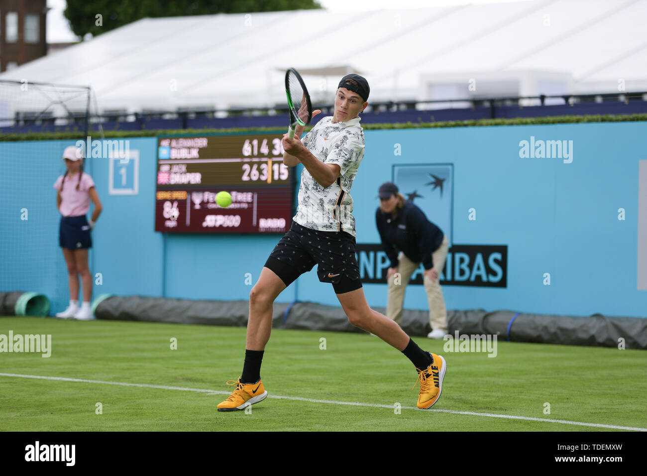 Queens Club, Londra Inghilterra. Il 15 giugno, 2019. Campionati Fever-Tree, Regine Club, turni di qualifica; Alexander Bublik (KAZ) versus Jack Draper (GBR); Jack Draper (GBR) con un diretti shot Credito: Azione Sport Plus/Alamy Live News Foto Stock