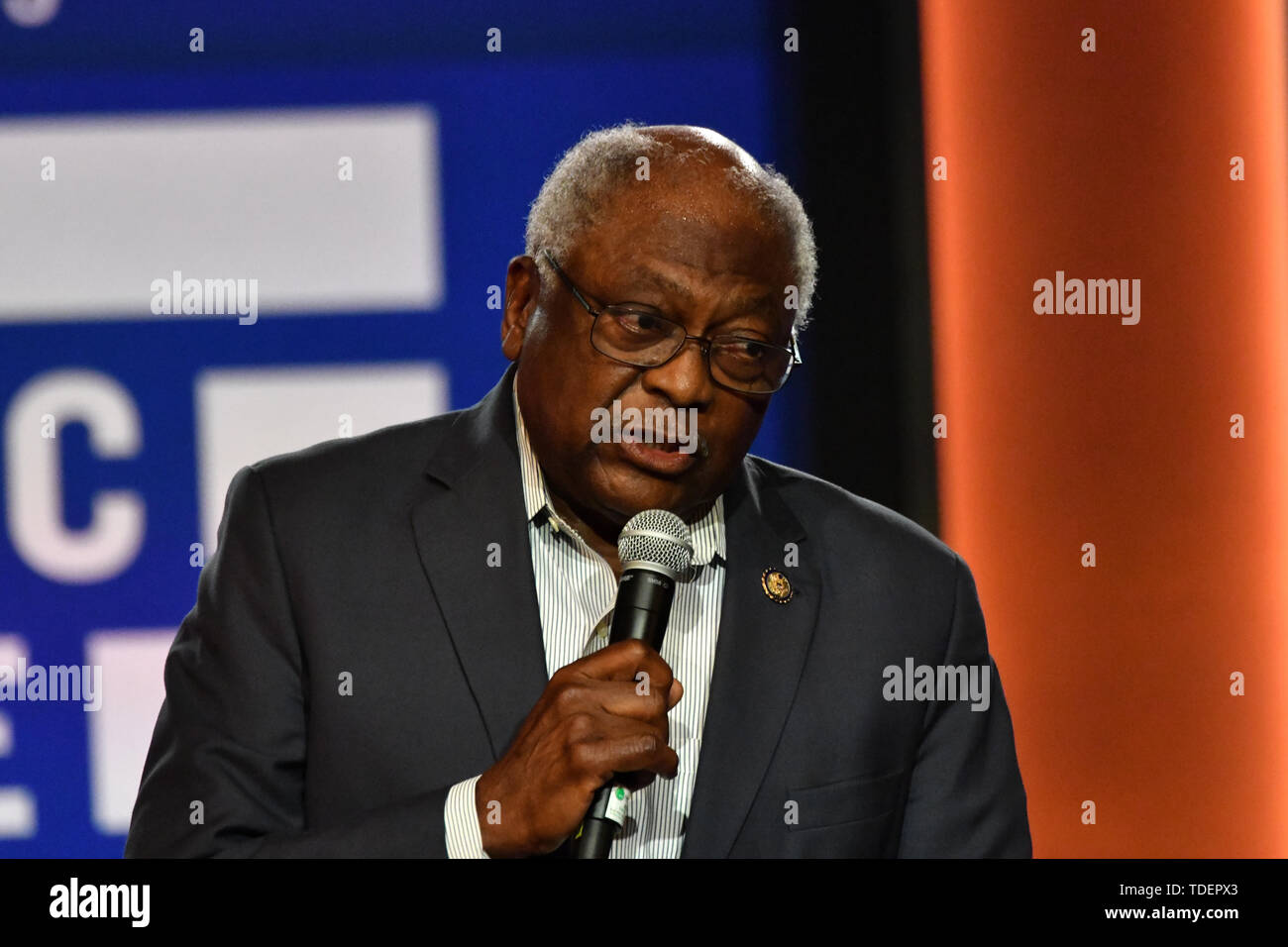 Charleston, STATI UNITI D'AMERICA. Il 15 giugno, 2019. Maggioranza democratica frusta sost. James Clyburn parla all'inizio della Nera alleanza economica Forum presidenziale di giugno 15, 2019 a Charleston, Carolina del Sud. Credito: Planetpix/Alamy Live News Foto Stock