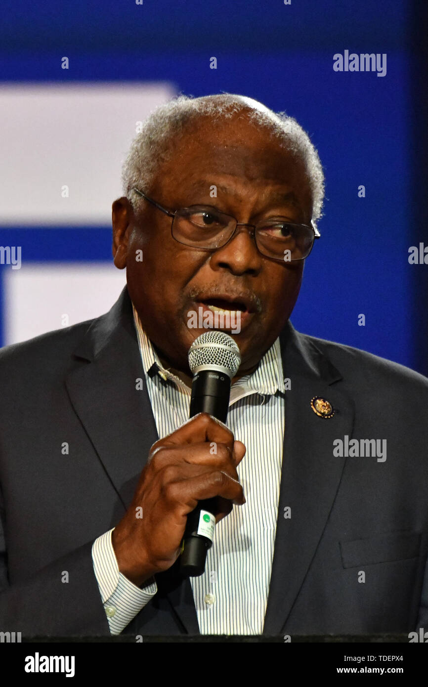 Charleston, STATI UNITI D'AMERICA. Il 15 giugno, 2019. Maggioranza democratica frusta sost. James Clyburn parla all'inizio della Nera alleanza economica Forum presidenziale di giugno 15, 2019 a Charleston, Carolina del Sud. Credito: Planetpix/Alamy Live News Foto Stock