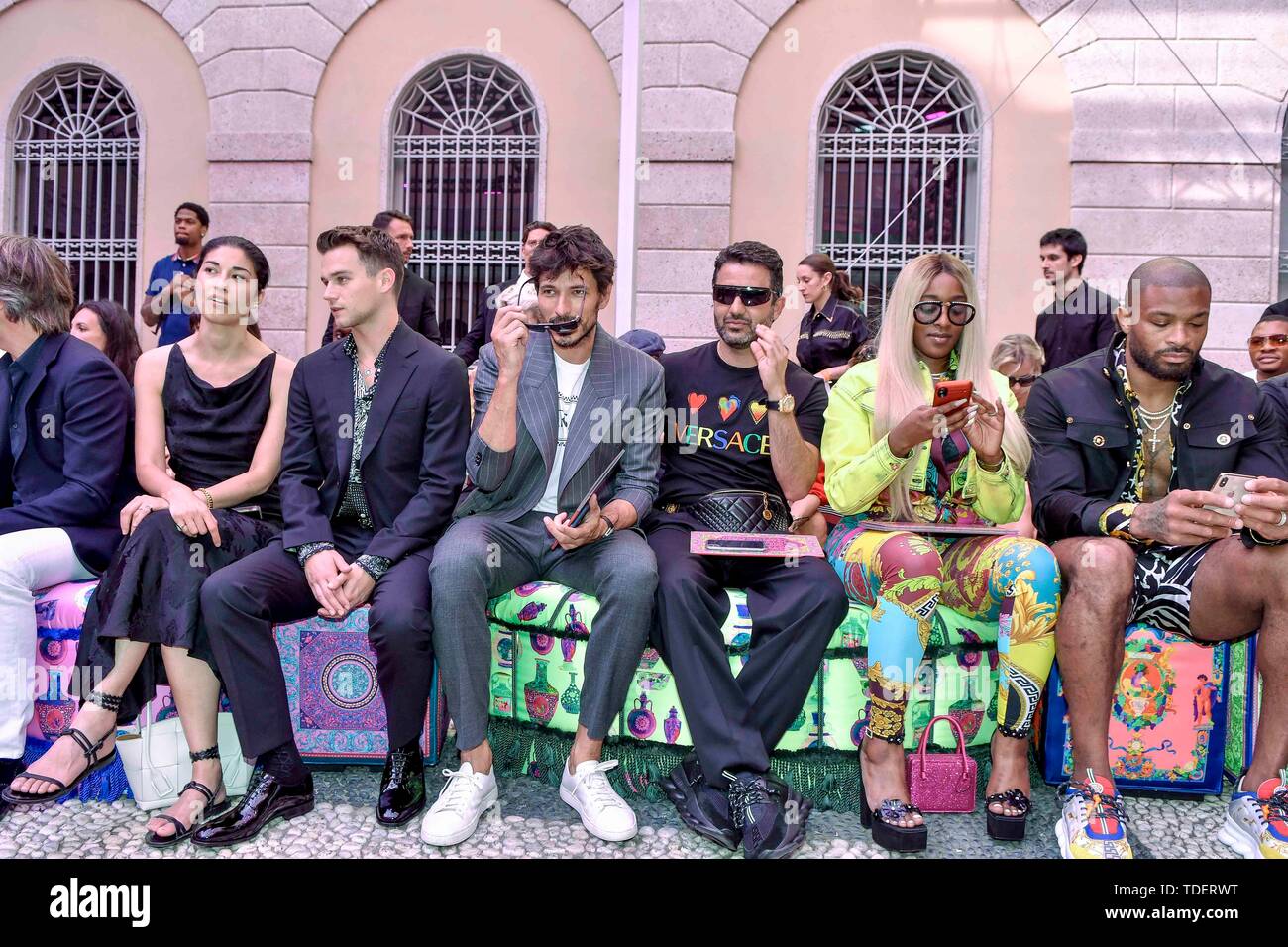 Milano, Italia. Il 15 giugno, 2019. La Fashion Week di Milano Moda Uomo primavera estate 2020. Versace fashion show prima fila nella foto: Brandon Flynn Kesha McLeod, PJ Tucker, Credito: Indipendente Agenzia fotografica/Alamy Live News Foto Stock