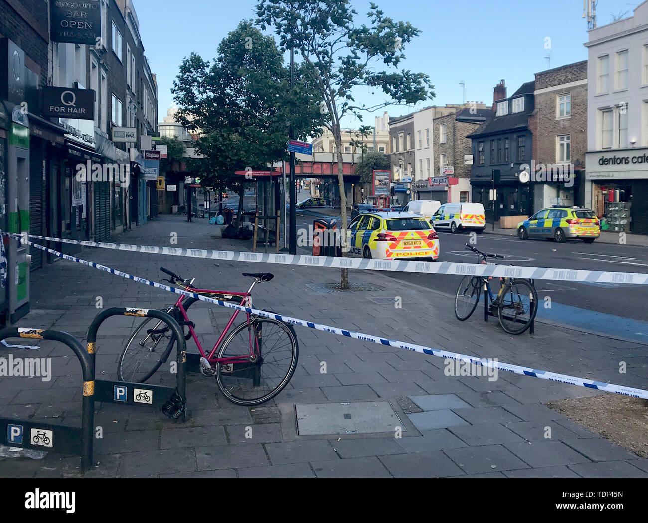 Un cordone di polizia su Bedford Road a Clapham, Londra Sud, vicino al Clapham North tube station, dove i tre uomini sono stati trovati sofferenza stab e abbattere le lesioni nelle prime ore di sabato. Foto Stock