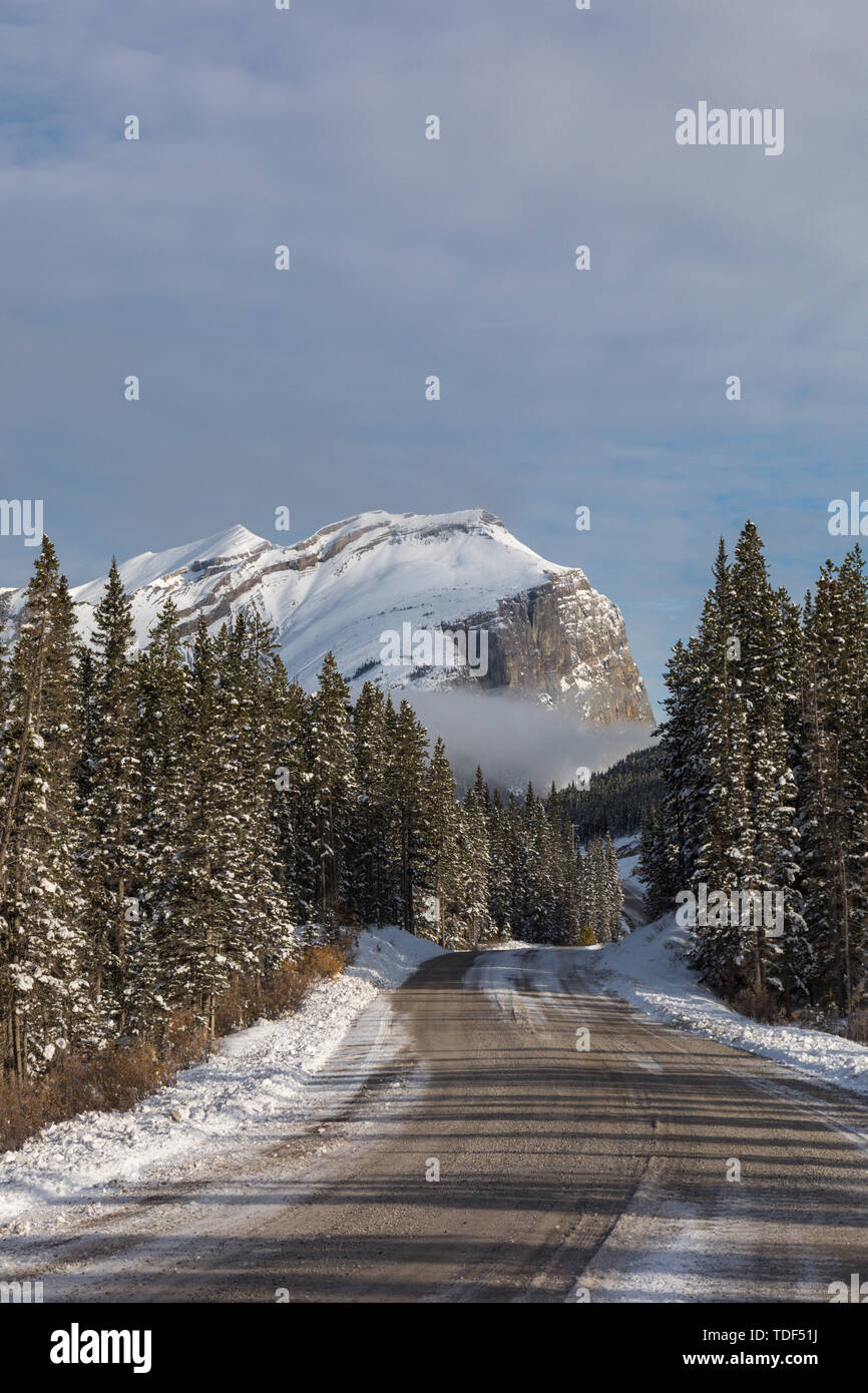 Strada di ghiaia in Spray Valle dei Laghi del Parco Provinciale, inverno, montagna, Canmore, Alberta, Canada Foto Stock