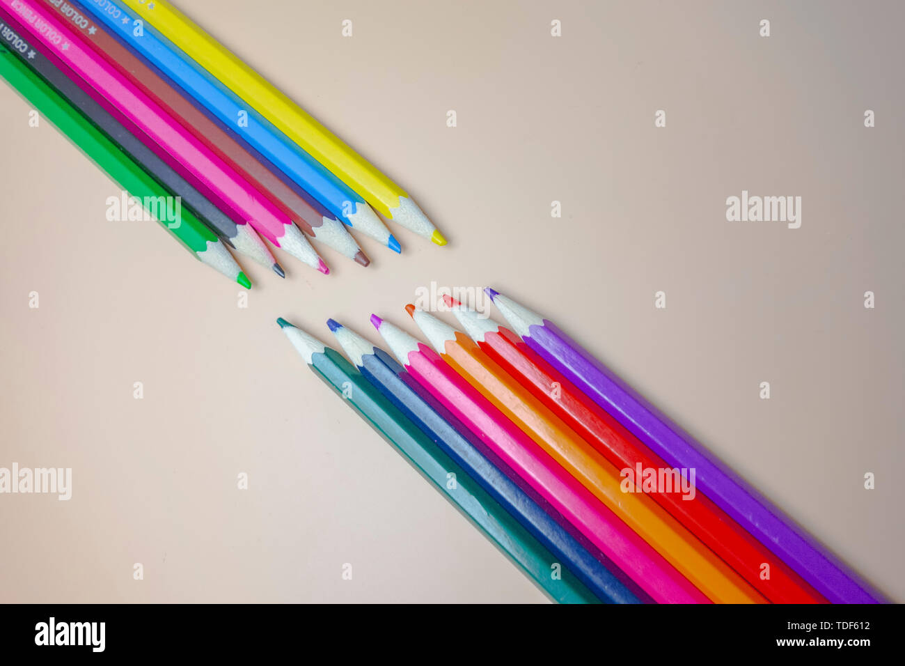 Un ordinatamente disposte matita colorata. Foto Stock