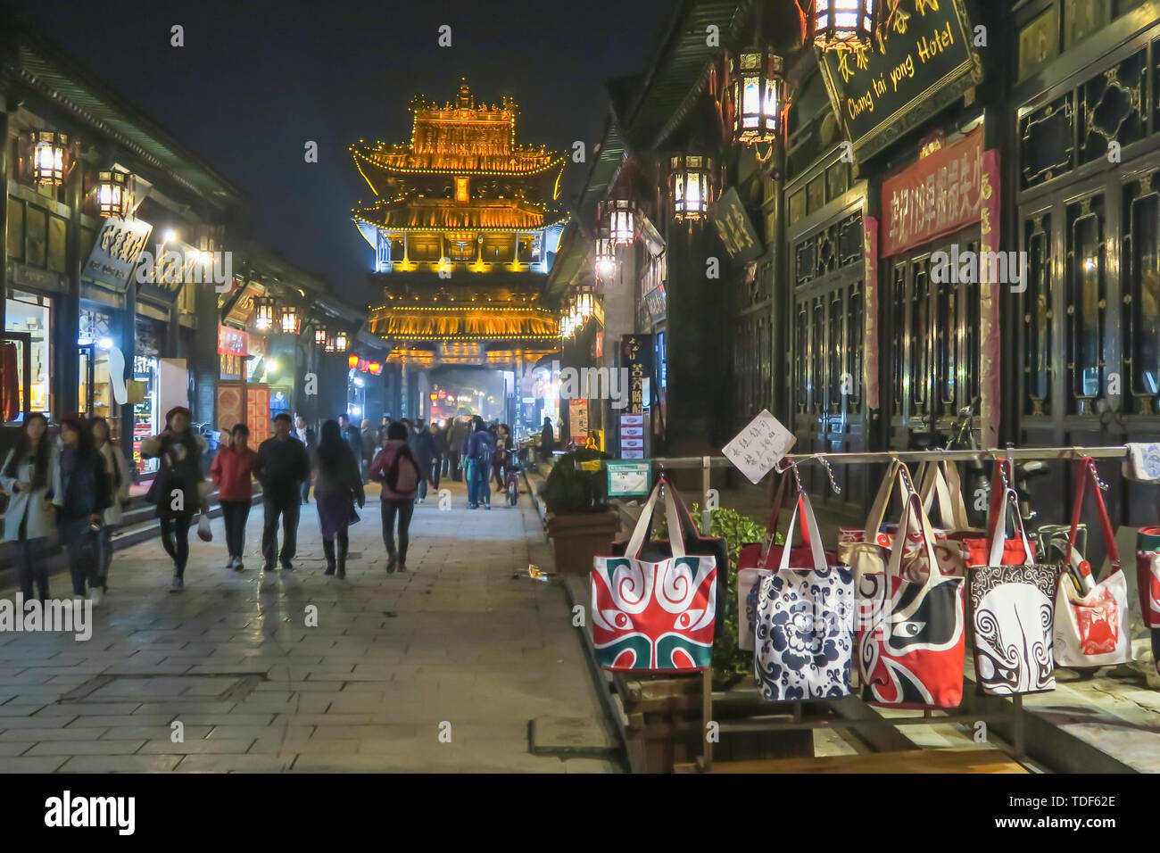 Mercato notturno della città antica di Pingyao, nella provincia di Shanxi Foto Stock