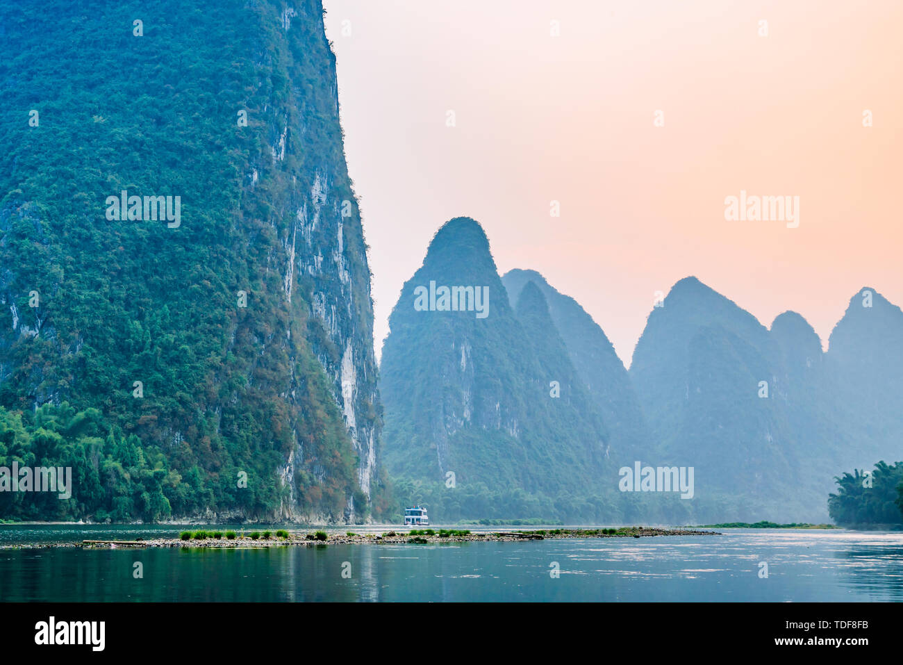 Rilievi carsici paesaggio in Yangshuo, Guilin, Guangxi, Cina Foto Stock