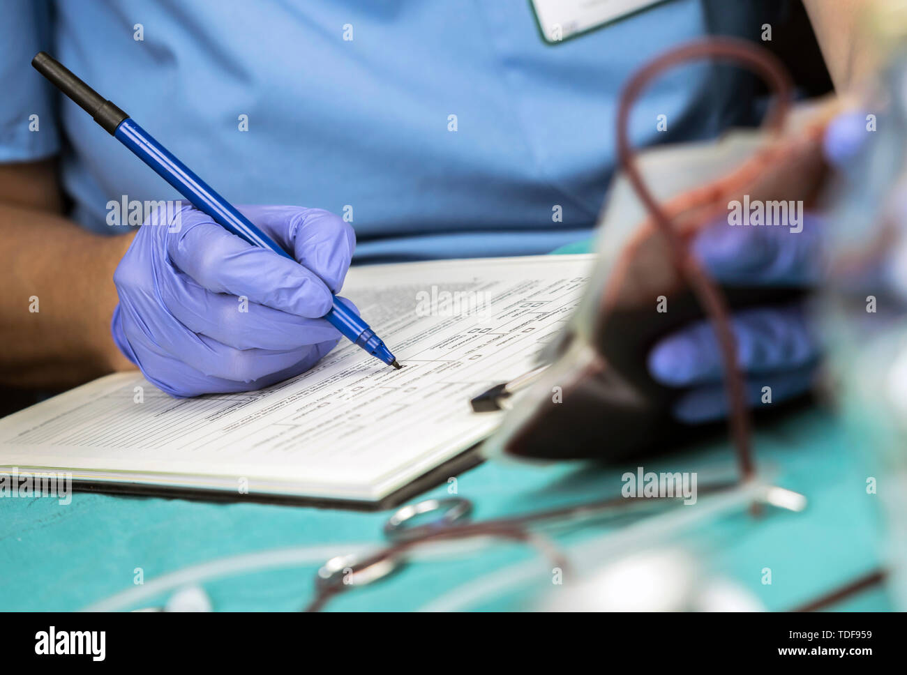 Un infermiere scrive la trasfusione di sangue dati in un ospedale, un concetto foto Foto Stock