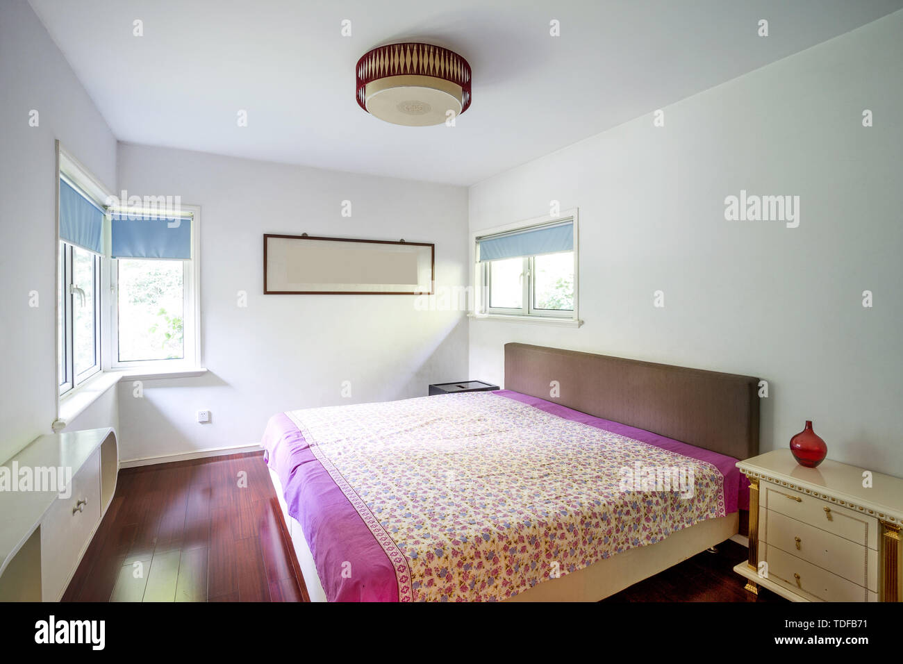 Un letto doppio nella moderna sala interna Foto Stock