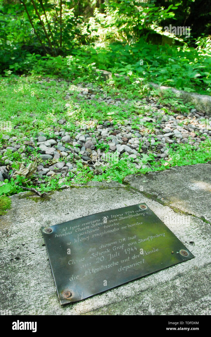 Lapide commemorativa del 20 luglio trama su un sito della briefing room, dove Claus von Stauffenberg impostare una bomba, in Wolfsschanze (Wolf's Lair) in Gierloz, Polonia. Foto Stock