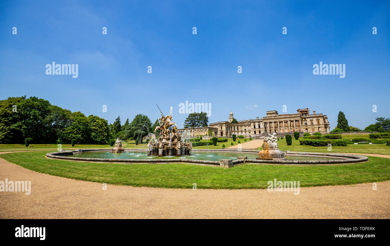 Una vista a sud del derelict Witley Court con la fontana restaurata Perseus e Andromeda nel Worcestershire, Inghilterra Foto Stock