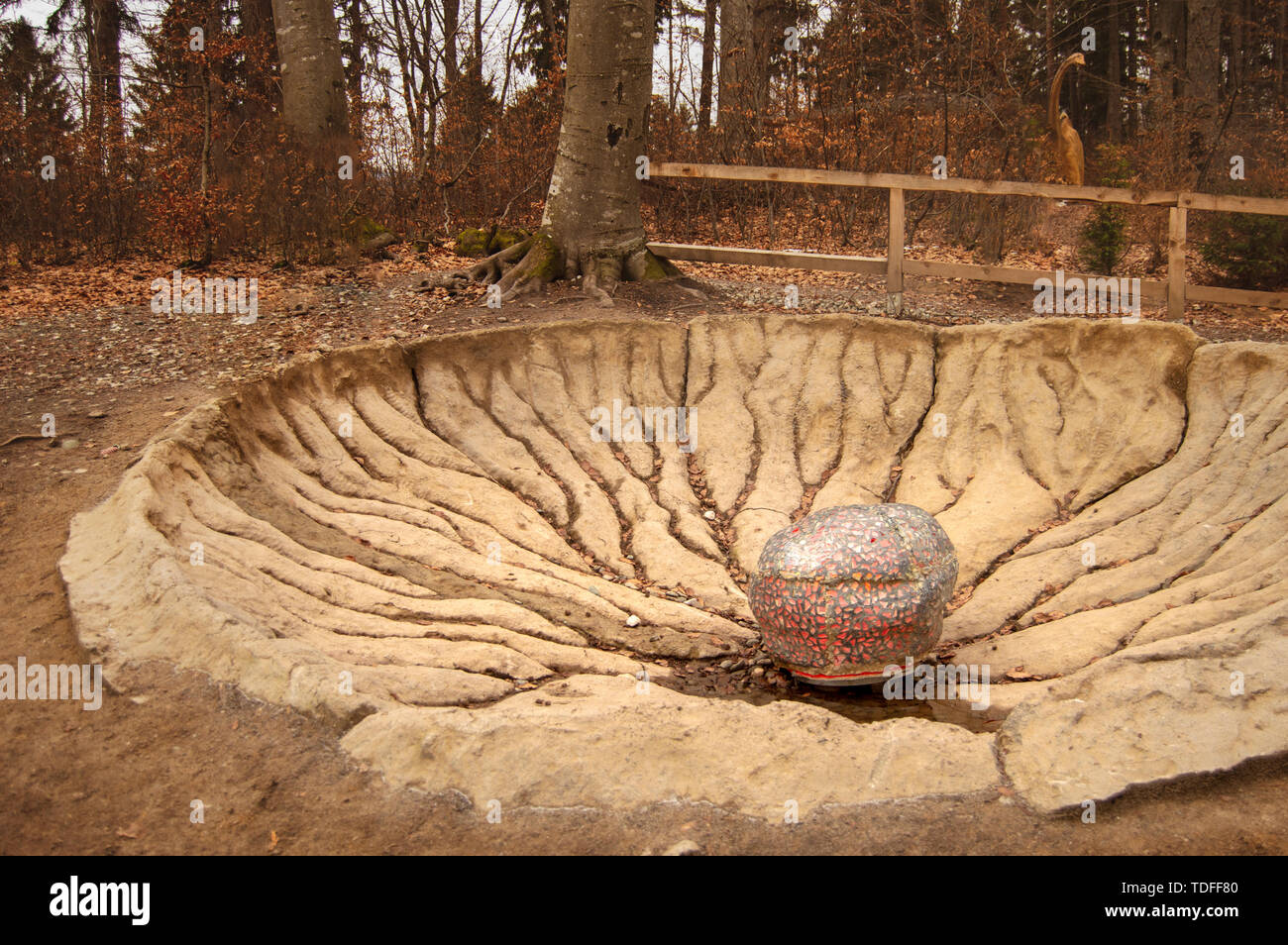 Rasnov, Romania - 4 Dicembre 2017: uova di dinosauro nel cratere a Dino park Rasnov, il solo tema Dinosaur Park in Romania e il più grande del sud-pasqua Foto Stock